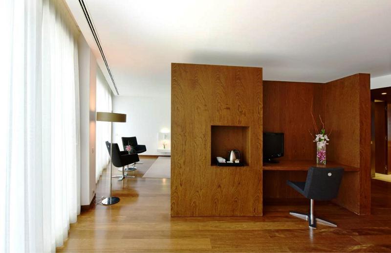 Pousada Palacio De Estoi - Small Luxury Hotels Of The World Exterior foto Interior of a suite at the Mandarin Oriental, Munich