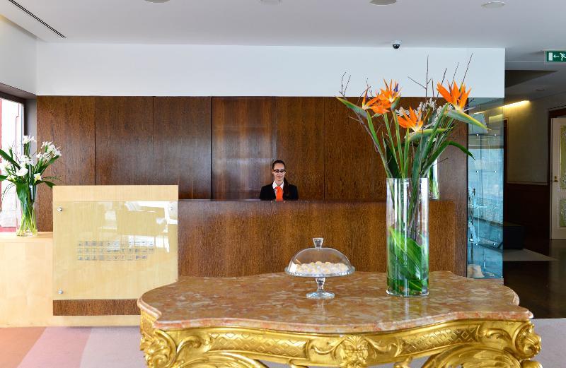 Pousada Palacio De Estoi - Small Luxury Hotels Of The World Exterior foto A hotel receptionist at the front desk